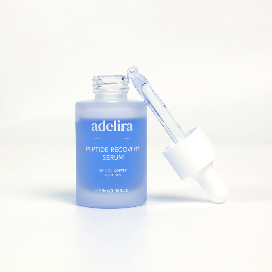 Serum met pipet, het blauw is het koperpeptide